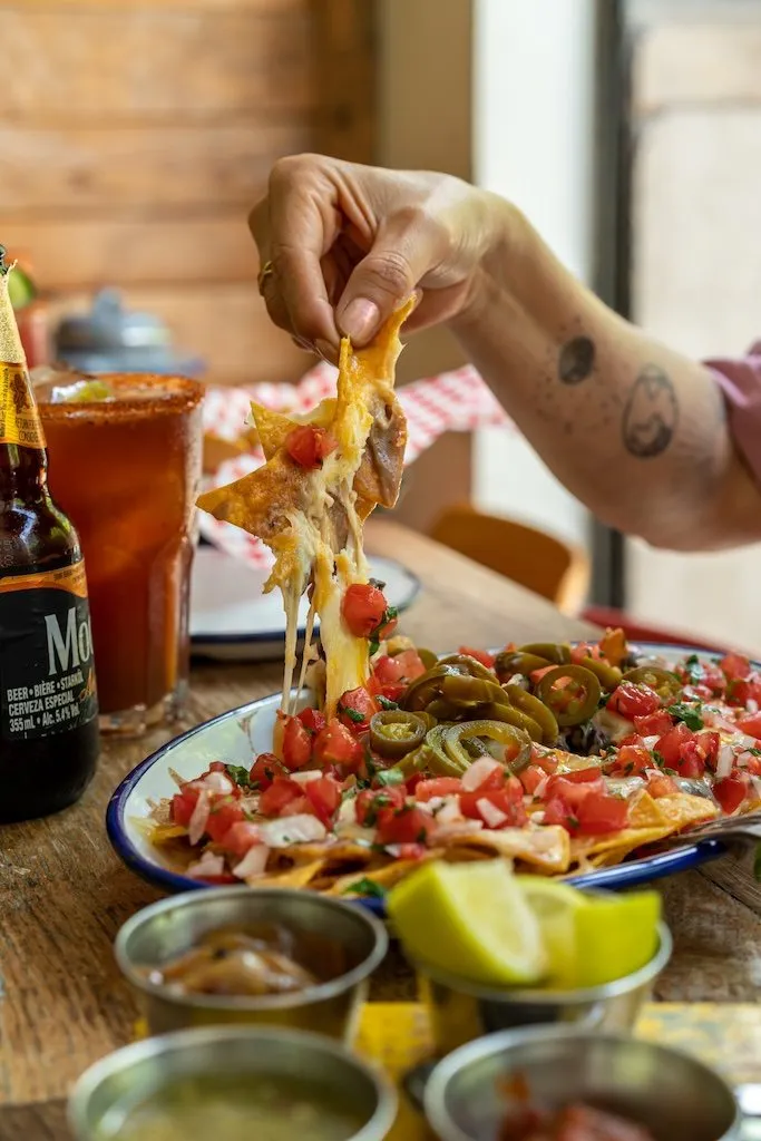 Nachos con queso fundido